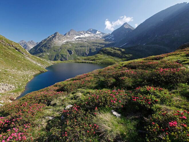 Hike to the Sunday cirque lakes