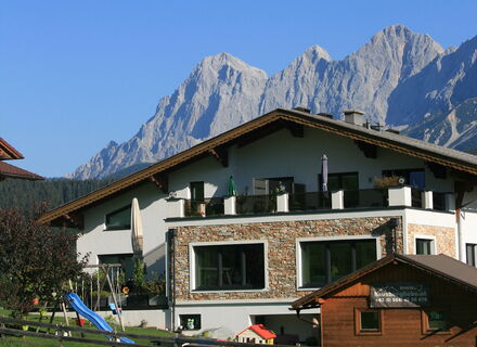 Unser Haus Bergliebe mit dem Dachstein im Hintergrund